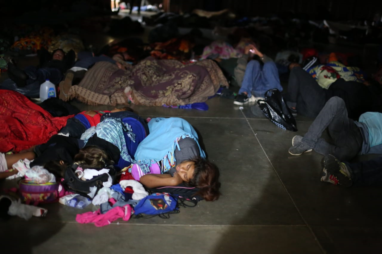 Un grupo de migrantes duerme en el albergue instalado en el colegio San Benito de Esquipulas, Chiquimula. (Foto Prensa Libre: Carlos Hernández)