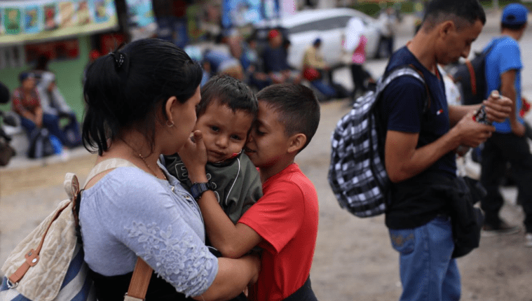 Familias enteras de Honduras han ingresado a Guatemala en busca de llegar a EE. UU. (Foto Prensa Libre: Hemeroteca PL)