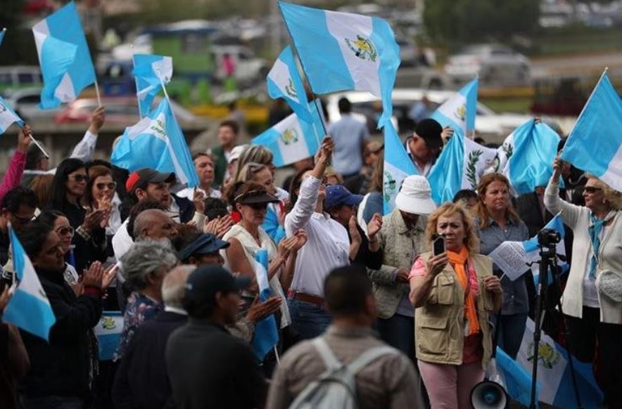 Manifestantes de la organización Guatemala Inmortal permanecían el miércoles en las afueras de la Corte Suprema de Justicia (CSJ). (Foto Prensa Libre: Carlos Hernández)