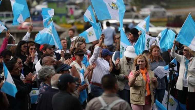 Manifestantes de la organización Guatemala Inmortal permanecían el miércoles en las afueras de la Corte Suprema de Justicia (CSJ). (Foto Prensa Libre: Carlos Hernández)