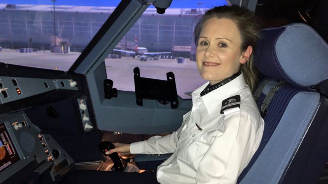 Claire Banks, de 36 años, recién podrá cumplir su sueño de ser piloto profesional este año, después de una década de trabajar como fisioterapeuta. (JONATHAN JOSEPHS)