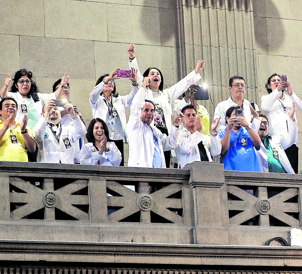 Para que se dé el incremento salarial que el Congreso autorizó para los médicos en noviembre pasado, se requiere que Onsec apruebe una serie de puestos y salarios propuesto por el Ministerio de Salud. (Foto Prensa Libre: Hemeroteca PL)