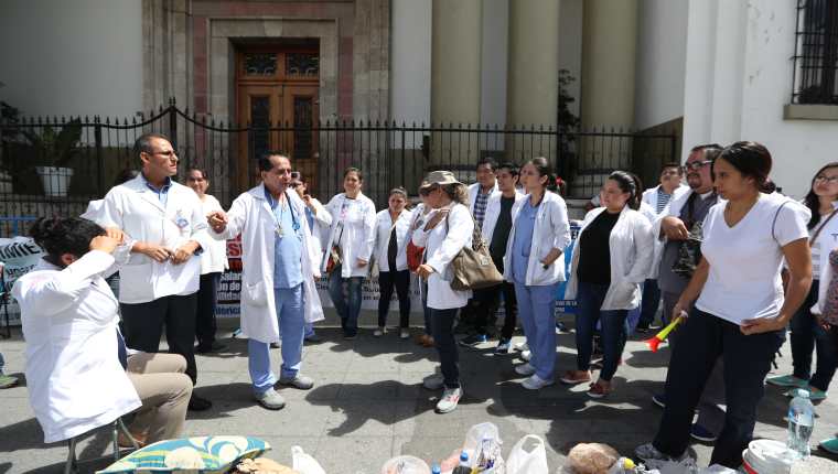 A finales del 2018, los médicos llevaron a cabo varias manifestaciones para exigir la mejora salarial.  Ahora volverán a las calles. (Foto Prensa Libre: Hemeroteca PL)