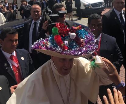 El papa Francisco se coloca un sombrero de Esquipulas que le entregó un joven católico que viajó desde ese lugar. (Foto: Cristian Aguirre)