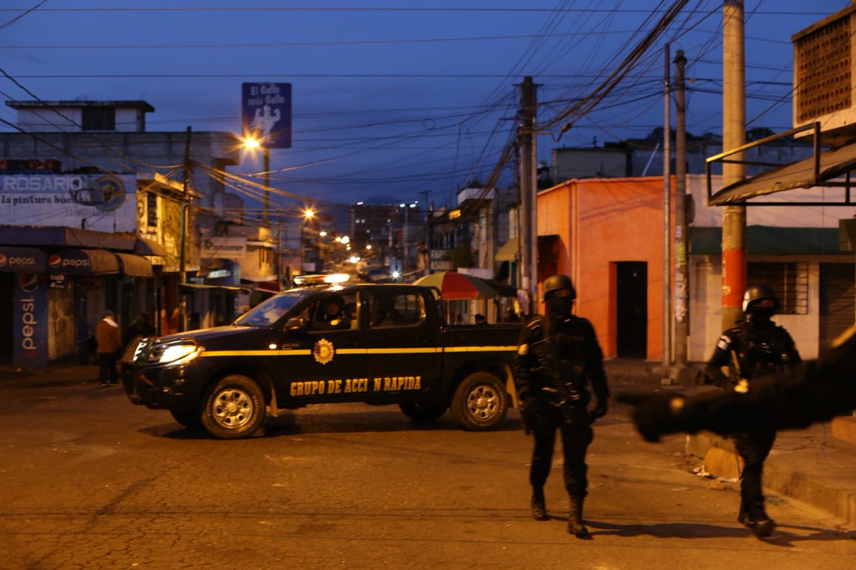 Agentes de la PNC hacen cateos en zonas rojas en busca de integrantes de pandillas. (Foto Prensa Libre: PNC)