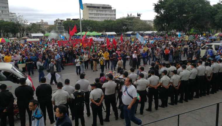Manifestantes se reúnen en la Plaza de la Constitución en protesta contra las actuaciones de Jimmy Morales. (Foto Prensa Libre: Érick Ávila)