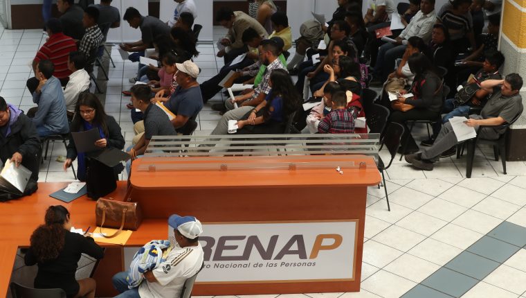 Guatemaltecos realizan trámites en las oficinas centrales del Registro Nacional de Personas ubicadas en la calzada Roosevelt. (Foto Prensa Libre: Esbin García)