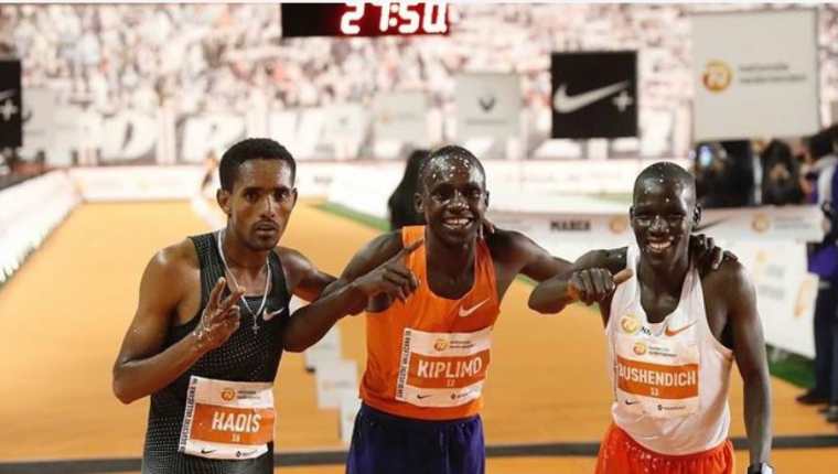 El ugandés Jacob Kiplimo (centro), vencedor en la San Silvestre Vallecana, junto al segundo, el etíope Abadi Hadís (i), y el tercero, el ugandés Mande Bushendich. (Foto Prensa Libre: EFE)