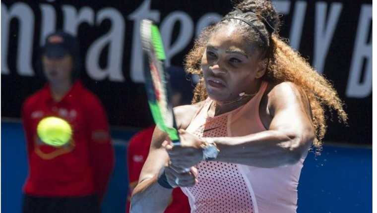Serena Williams muestra con orgullo su maternidad y combina este rol con su profesión como tenista. (Foto Prensa Libre: AFP)
