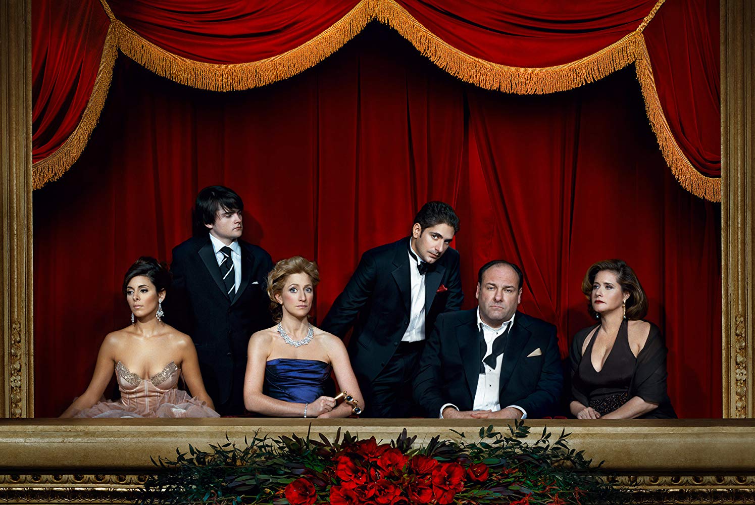 Lorraine Bracco, James Gandolfini, Edie Falco, Robert Iler, Michael Imperioli y Jamie-Lynn Sigler en la serie recordada que hoy cumple 20 años de su lanzamiento. (Foto Prensa Libre: HBO)