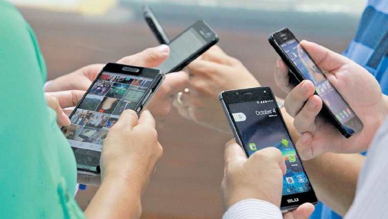 La brecha digital en el país es del 71% en el 2018, aunque la mayoría de los usuarios se conecta al internet por medio de la telefonía móvil celular, según reveló encuesta de Fondetel. (Foto Prensa Libre: Hemeroteca)