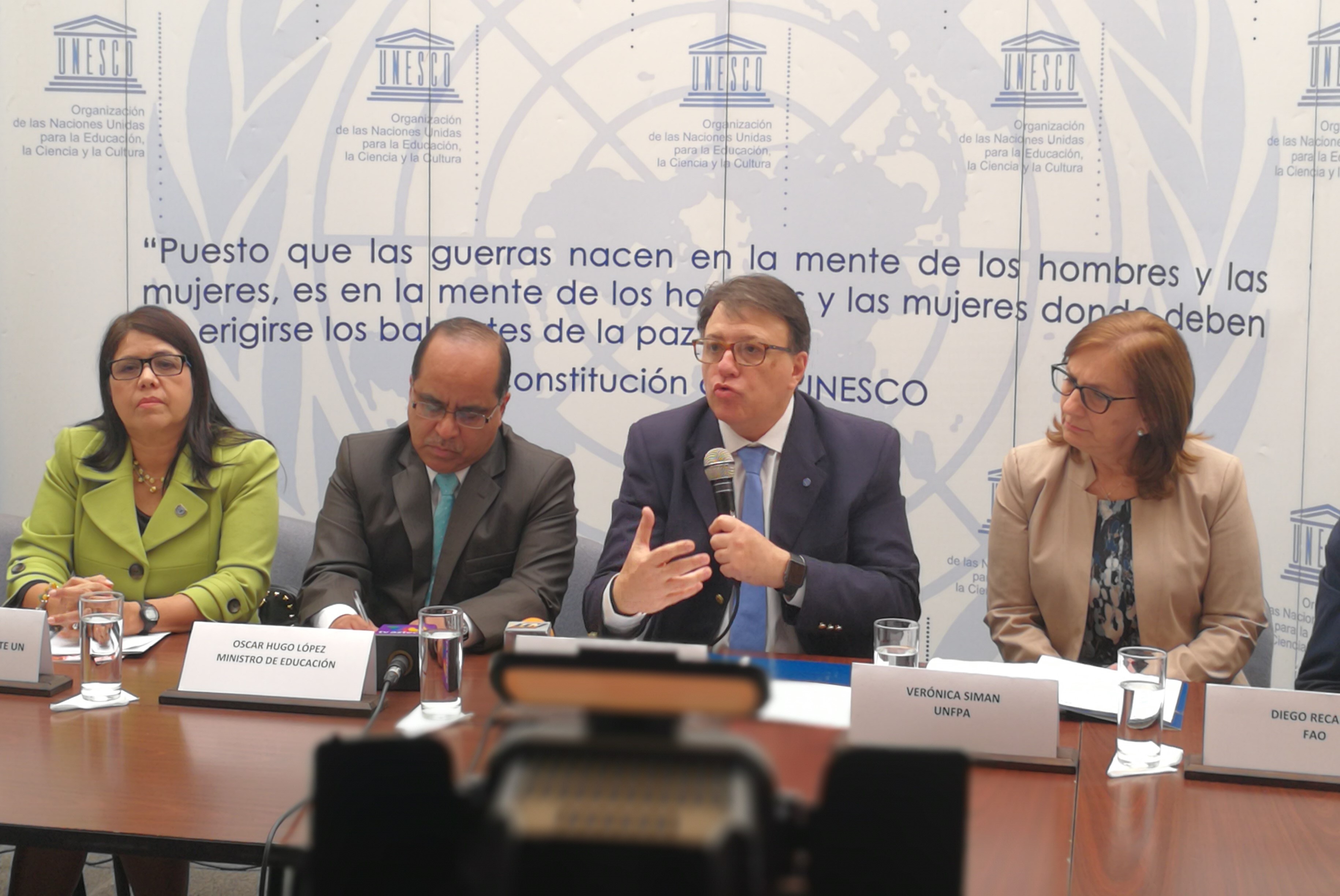 Representantes de Unicef, Naciones Unidas, Ministerio de Educación, Unesco, UNFPA y FAO conmemoraron el Día Internacional de la Educación en Guatemala. (Foto Prensa Libre: Ana Lucía Ola)