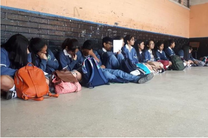Estudiantes de Instituto de Aplicación Martínez Durán reciben clases en el piso, por falta de escritorios. (Foto Prensa Libre: Eslly Melgarejo)
