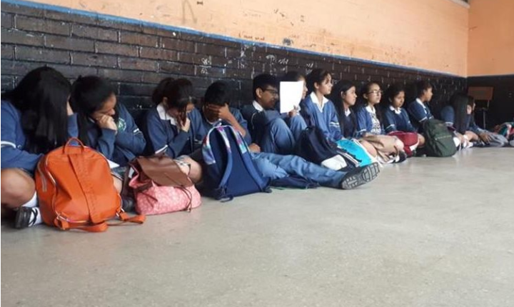Estudiantes de Instituto de Aplicación Martínez Durán reciben clases en el piso, por falta de escritorios. (Foto Prensa Libre: Eslly Melgarejo)
