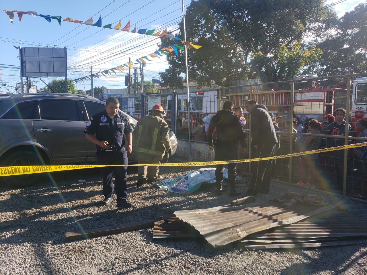 Bomberos rescataron el cuerpo sin vida de Víctor Manuel Duarte. (Foto Prensa Libre: PMT de Villa Nueva)