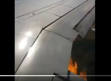Ráfagas de fuego son captadas en el motor del avión por un pasajero. (Captura de video/@TraficoCPanama)
