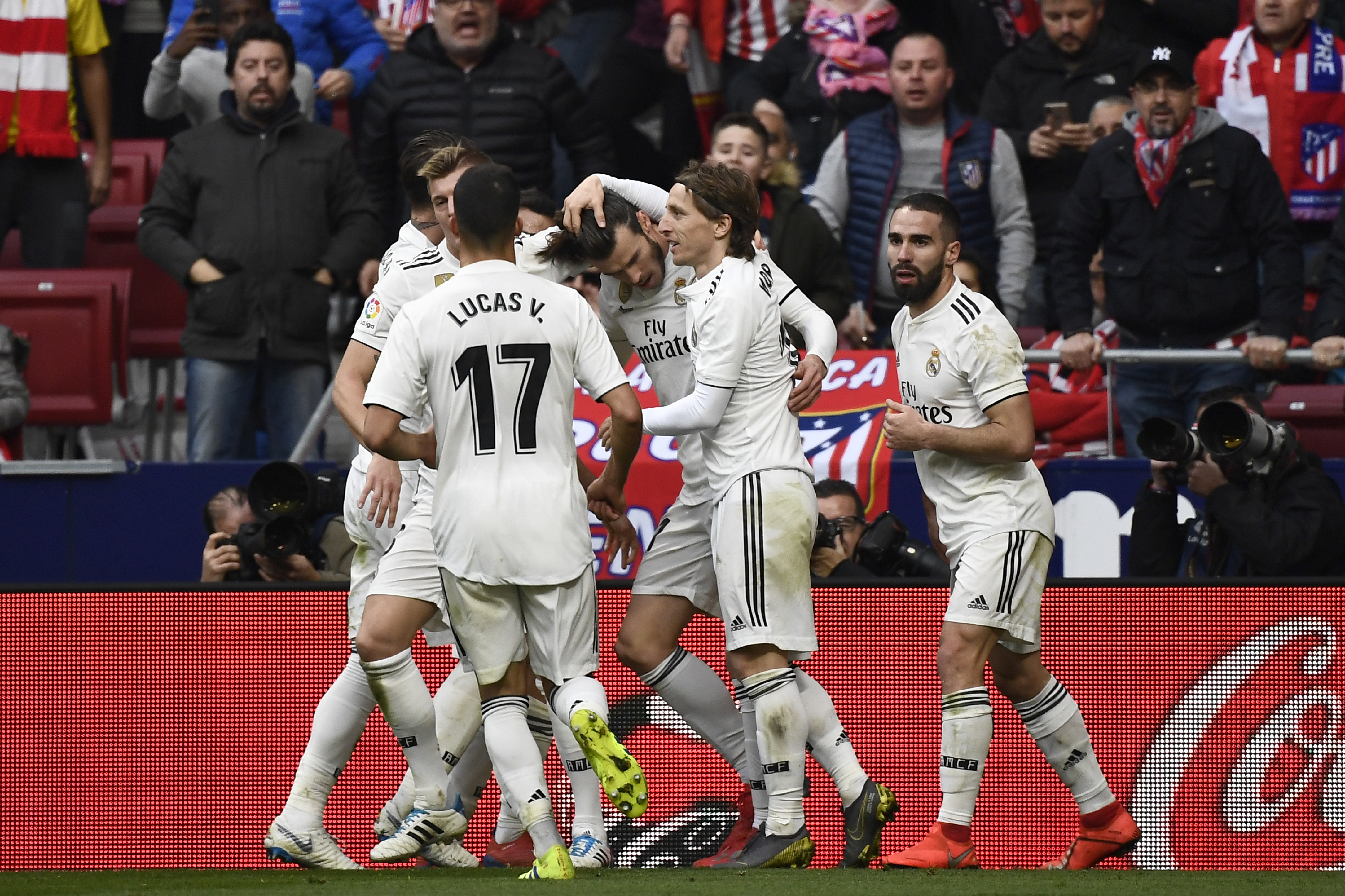 Los jugadores del Real Madrid celebran el gol anotado por Gareth Bale. (Foto Prensa Libre: AFP)