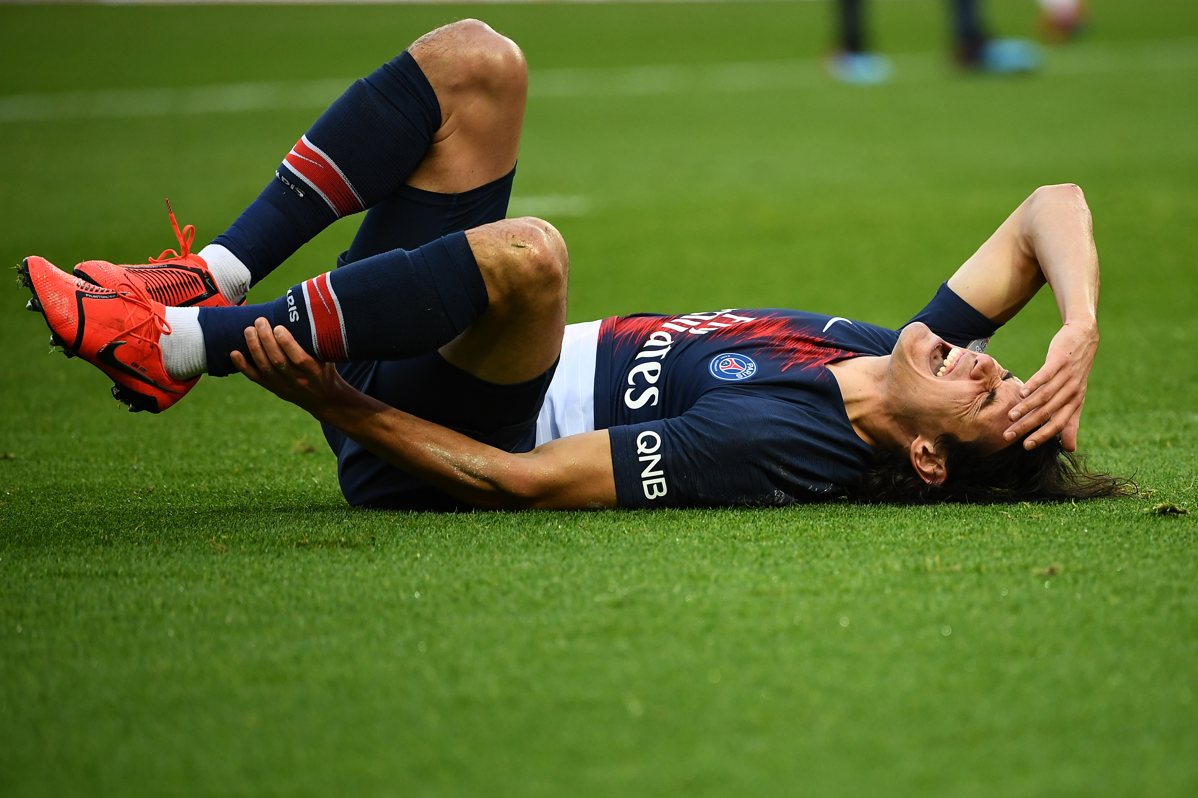 Edinson Cavani se lesionó el pie derecho. El jugador del PSG es duda para enfrentar al Manchester United en la Champions. (Foto Prensa Libre: AFP)