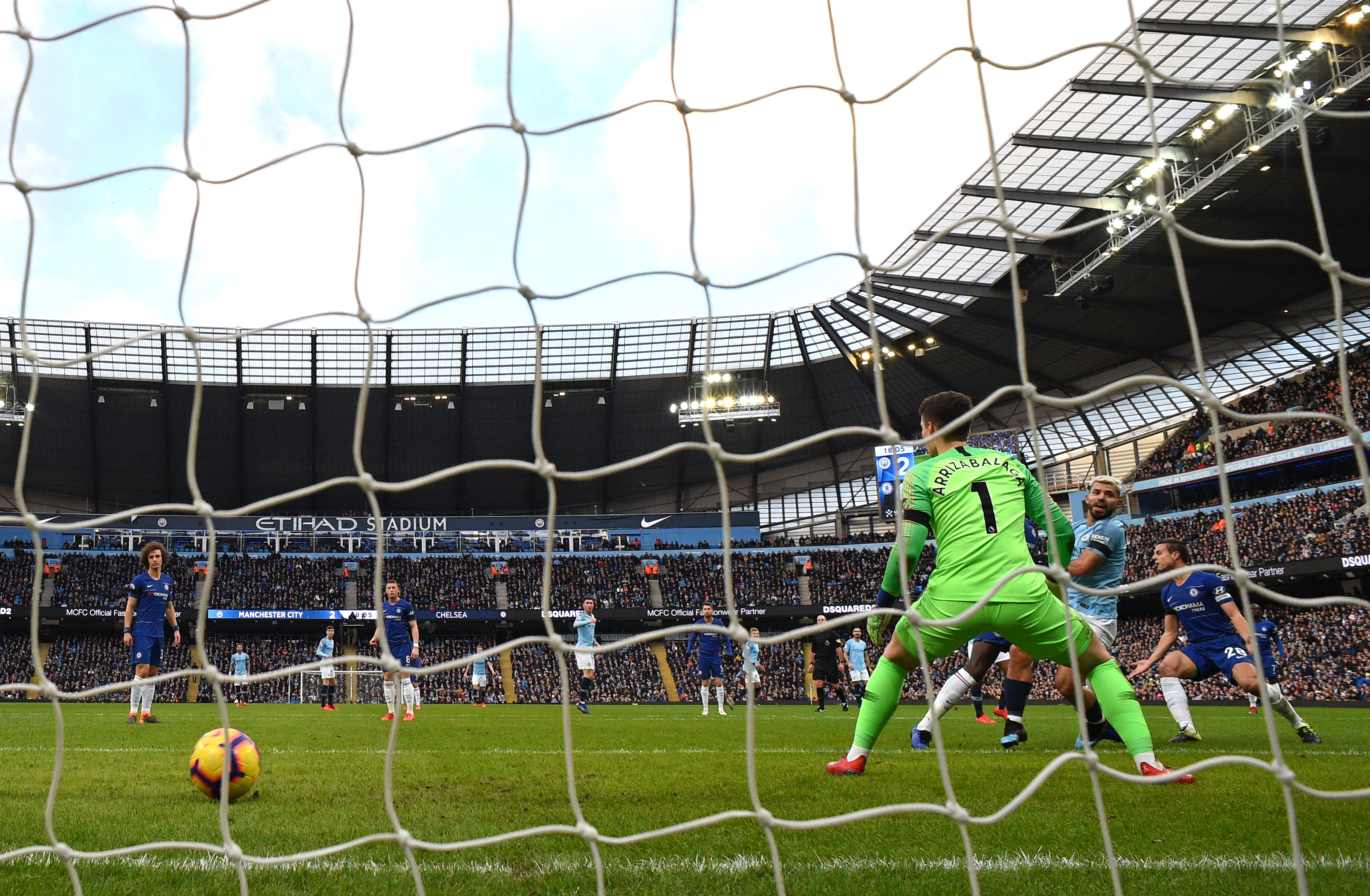 Con media docena de goles el Manchester CIty superó al Chelsea. Este fue uno de los goles de Sergio Agüero. (Foto Prensa Libre: AFP)