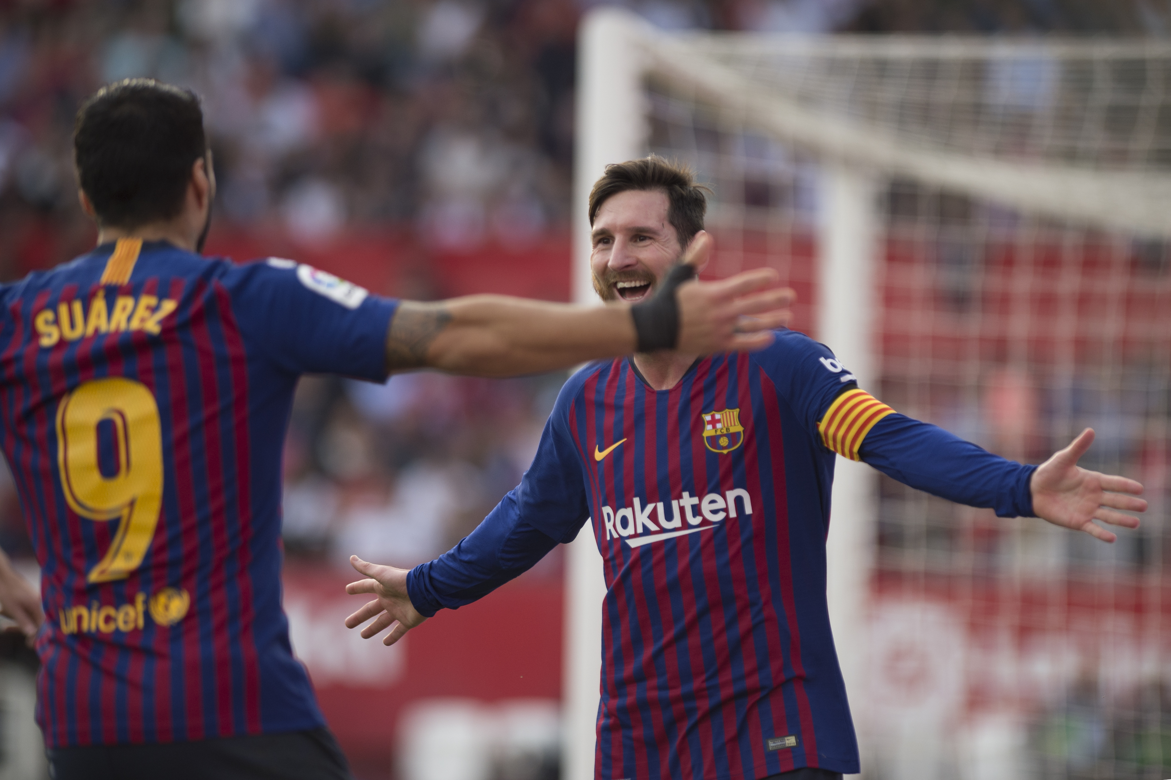 Lionel Messi celebra junto a Luis Suárez, el argentino anotó tres golazos frente al Sevilla. (Foto Prensa Libre: AFP)
