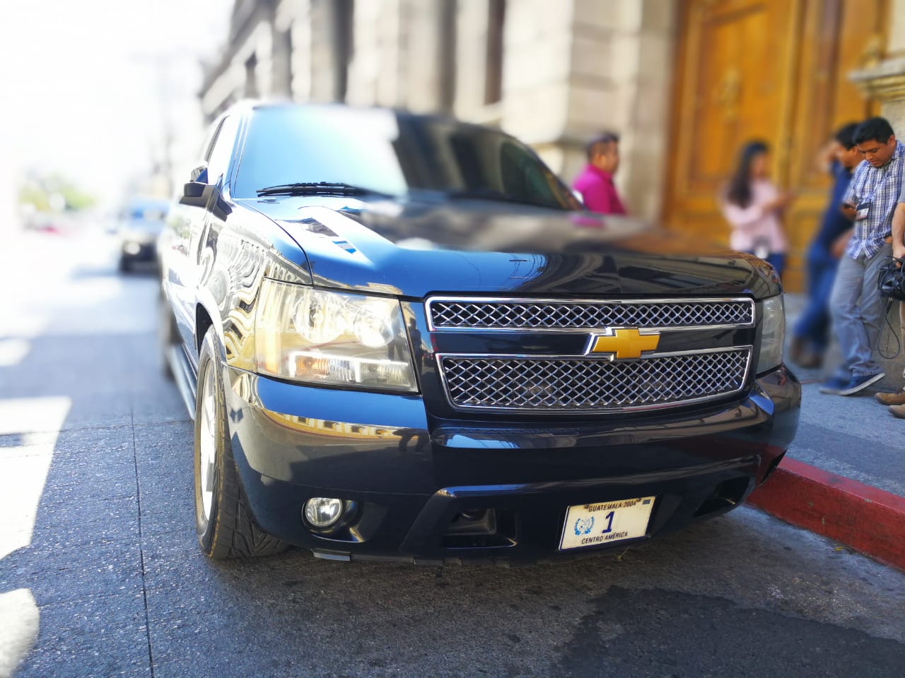 Los vehículos de la caravana presidencial se estuvieron estacionados en la 9a. avenida frente al Palacio Legislativo mientras la reunión de los mandatarios se realizaba. (Foto Prensa Libre: Carlos Hernández Ovalle)