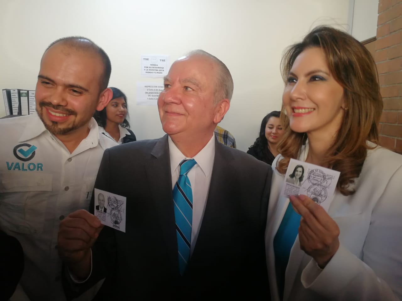 Zury Ríos y Roberto Molina Barreto recibieron los documentos que los acredita como candidatos a la presidencia y vicepresidencia. (Foto Prensa Libre: Érick Ávila)