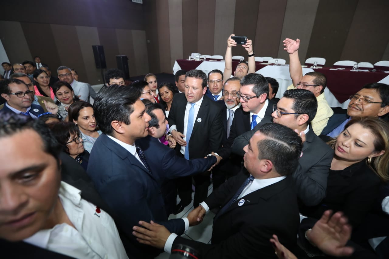 Stuardo Ralón estrecha la mano a Ovidio Orellana y lo felicita por haber ganado la presidencia del CANG. (Foto Prensa Libre: Esbin García)
