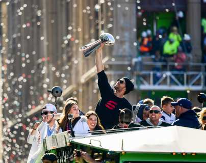 Los Patriotas celebran el título del Super Bowl junto a miles de aficionados en Boston