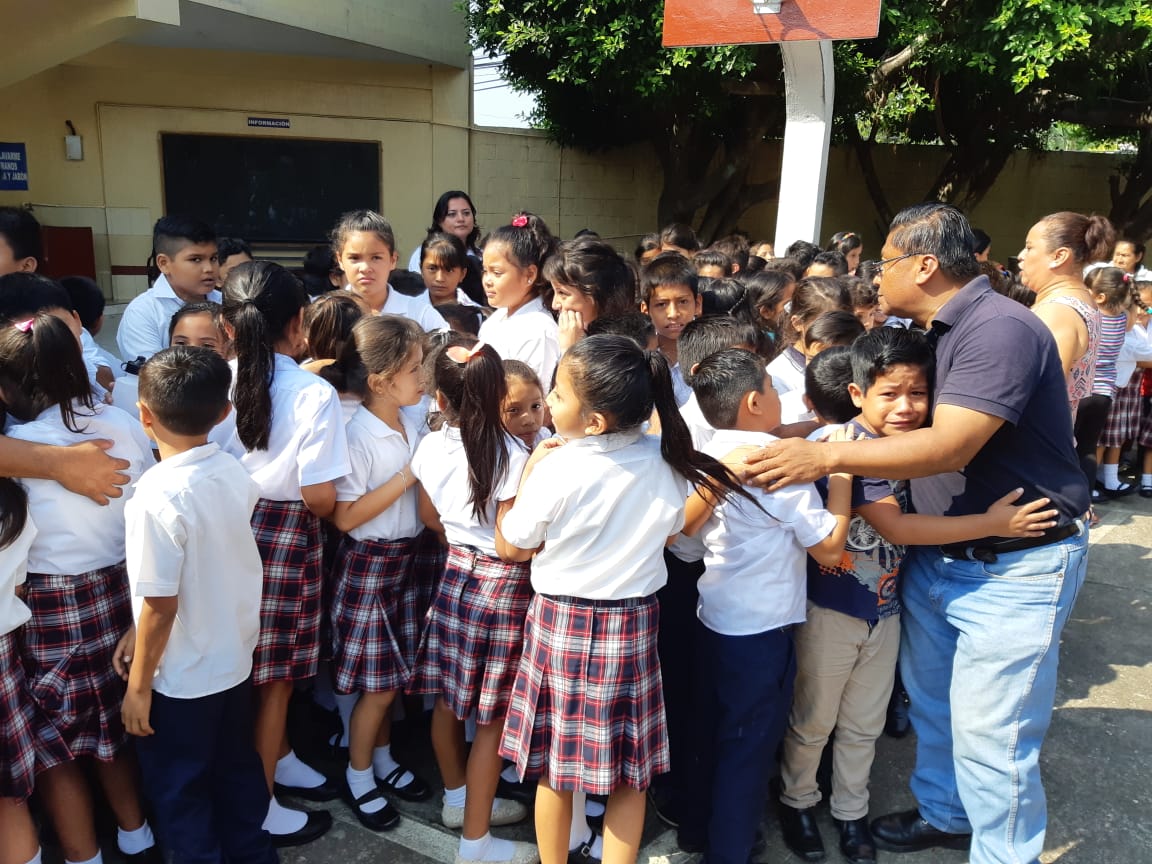 Estudiantes de la Escuela Oficial Urbana Mixta Numero 1 de Nuevo San Carlos, Retalhuleu, se ponen a salvo luego del sismo. (Foto Prensa Libre: Esaú Colomo)