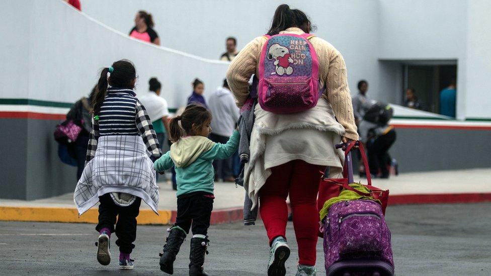 Muchos de los inmigrantes que intentan cruzar la frontera de México a Estados Unidos lo hacen acompañados de menores. (Foto Prensa Libre: Hemeroteca PL)