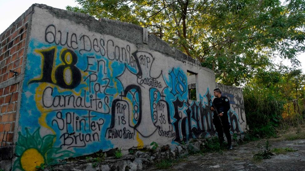 El control de algunas zonas de El Salvador por parte de las pandillas también llega a algunos colegios electorales, según repetidas denuncias en comicios anteriores. AFP