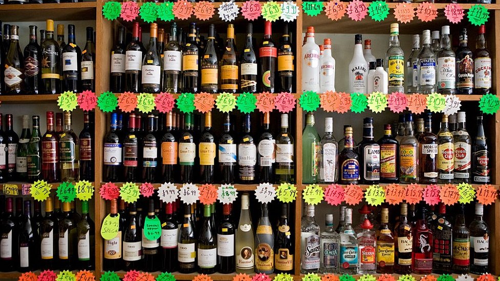 El estereotipo que tenemos de un alcohólico es de alguien que lo perdió todo en la vida y se quedó en la calle. Pero, en realidad, no siempre es así. (Foto Prensa Libre: Getty Images)