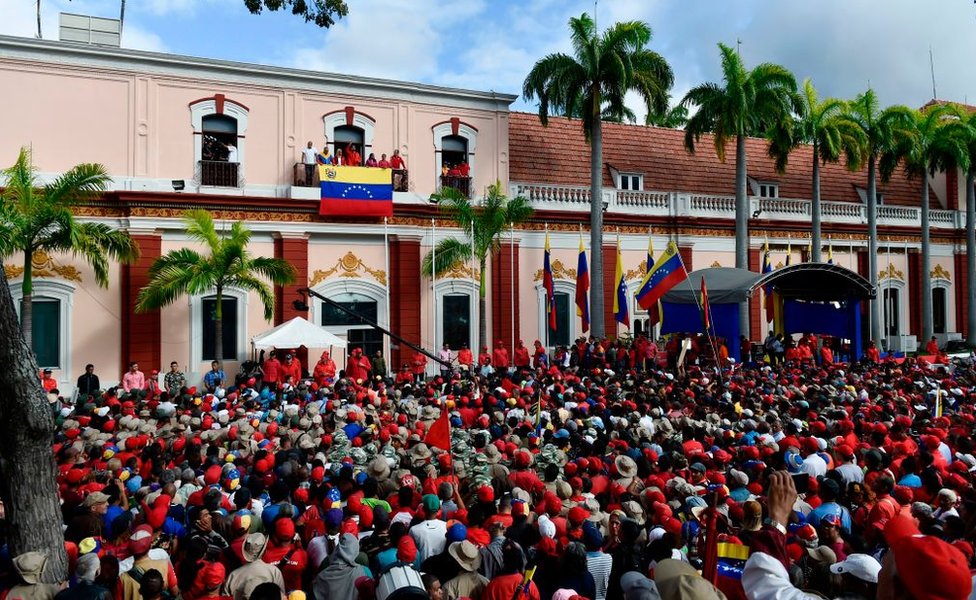 Seguidores de Maduro celebran el reciente anuncio de ruptura de relaciones con Estados Unidos realizado por el mandatario, desde el balcón del Palacio de Miraflores. Foto:Getty Images