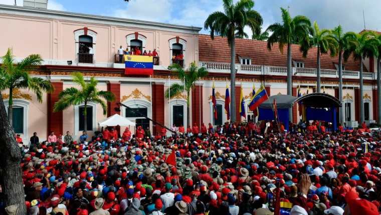 Seguidores de Maduro celebran el reciente anuncio de ruptura de relaciones con Estados Unidos realizado por el mandatario, desde el balcón del Palacio de Miraflores.