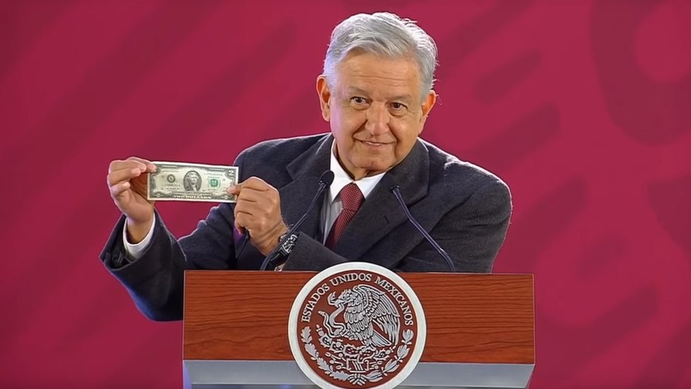 AMLO guarda un billete de dos dólares en su cartera. (Foto Prensa Libre: YouTube Andrés Manuel López Obrador)