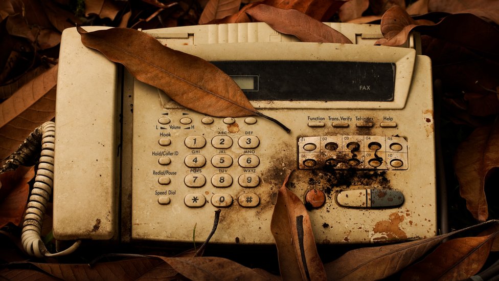 El fax es anterior a la época digital, pero su uso sigue vigente.
