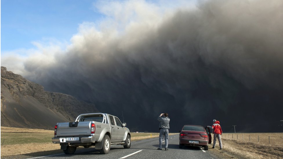 La extinción de la humanidad por la erupción de un volcán o un meteorito son causas poco probables. (Foto Prensa Libre: Getty Images)