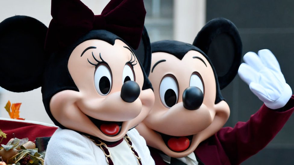 Disney está invirtiendo miles de millones de dólares en sus parques temáticos.