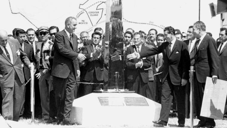 El presidente de EE. UU. Lyndon B. Johnson (izq) ratificó el pacto de El Chamizal con el presidente de México Adolfo López Mateos (der). GETTY IMAGES