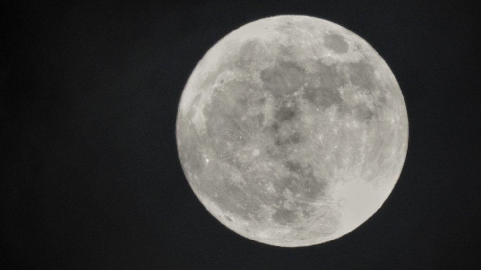 La "Luna de nieve" que veremos este martes es la segunda superluna del año. Hubo una el 21 de enero y la última ocurrirá el 21 de marzo. GETTY IMAGES