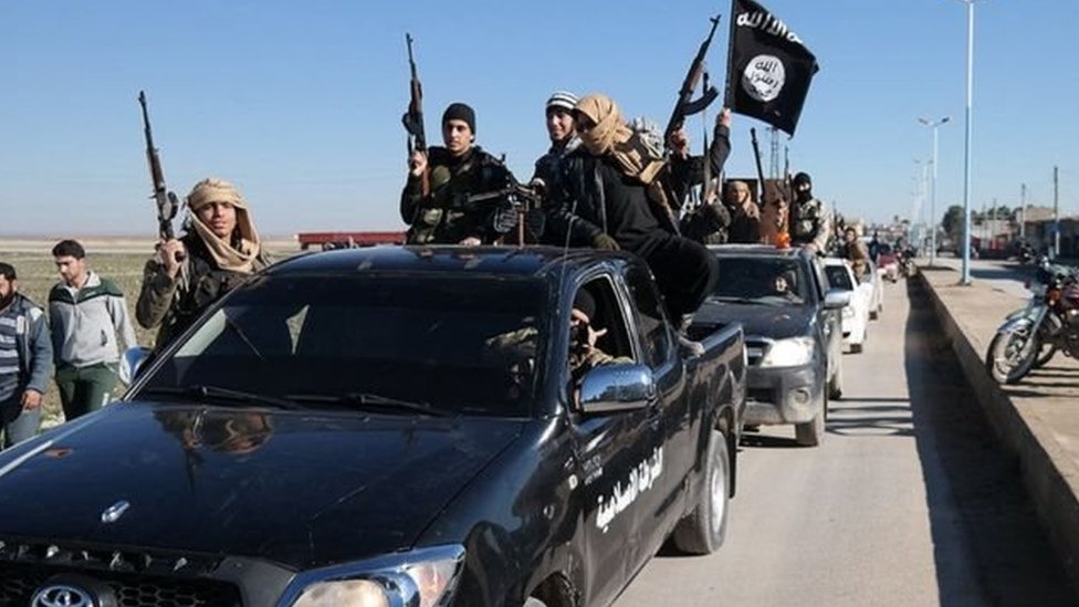 Combatir a EI requirió cuatro años y medio de una presión militar implacable por parte de una coalición de 79 naciones. MANBAR.ME