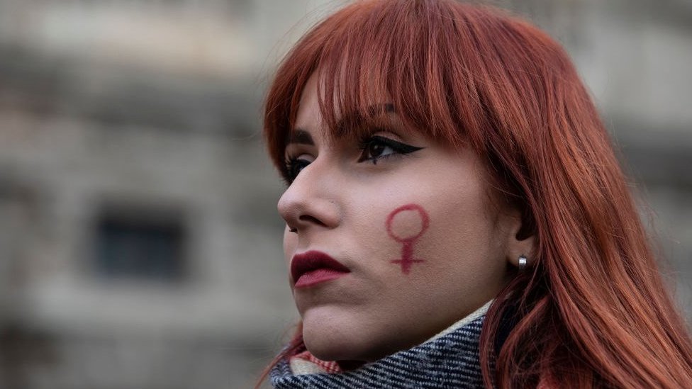 De acuerdo a la CEPAL, las mujeres en América Latina ganan un 84% del sueldo que ganan en total los hombres. (Foto Prensa Libre: Getty Images)