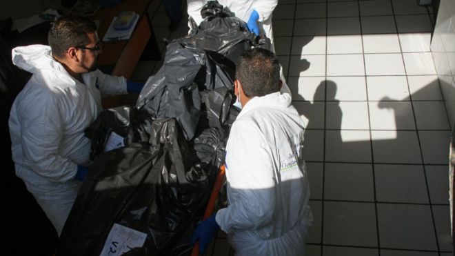 Más de mil 500 cuerpos no identificados fueron incinerados en Jalisco. Las cenizas permanecen en bolsas de plástico. AFP
