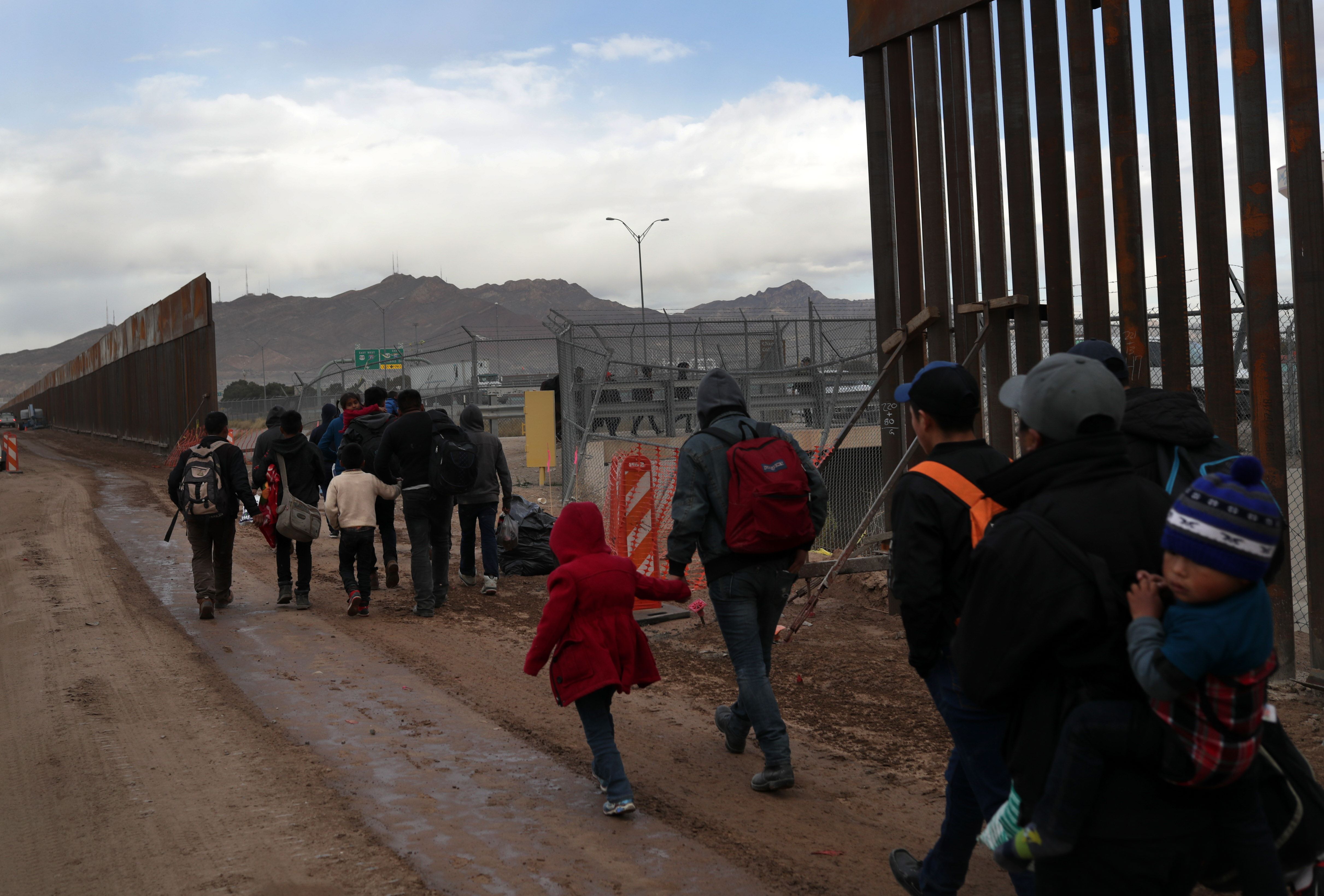 La caravana llegó a la frontera de El Paso, Texas, donde los migrantes solicitarán asilo. (Foto Prensa Libre. AFP)