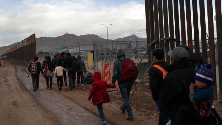 La caravana llegó a la frontera de El Paso, Texas, donde los migrantes solicitarán asilo. (Foto Prensa Libre. AFP)
