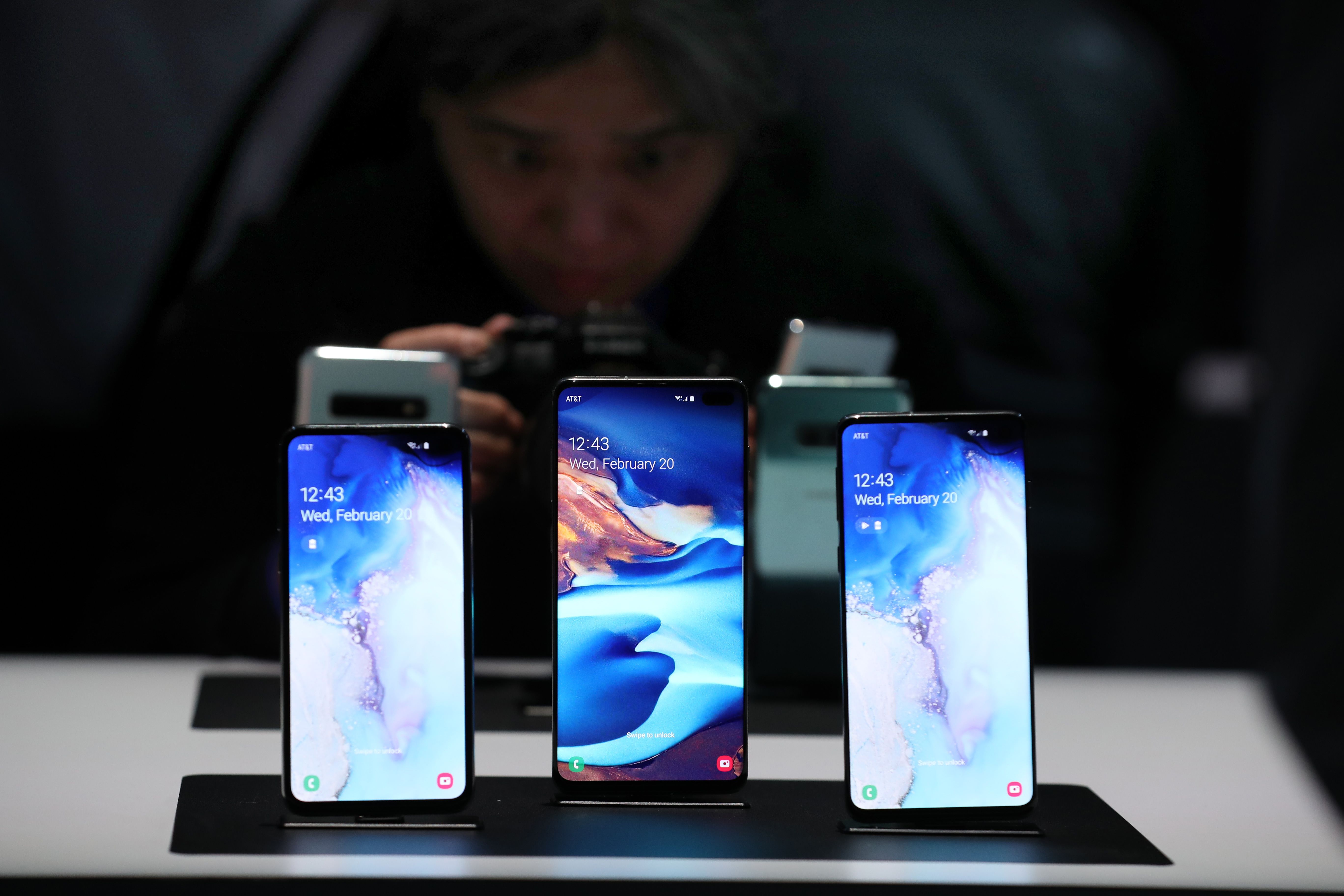 El S10E, el S10+ y el S10 son las nuevas apuestas de Samsung. (Foto Prensa Libre: AFP)