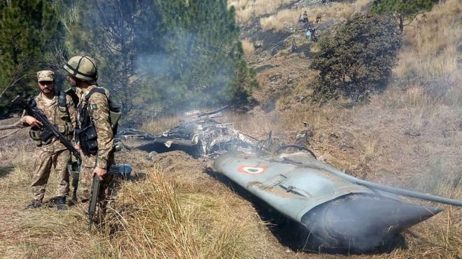 Uno de los dos aviones indios derribados cayó en territorio controlado por Pakistán. AFP