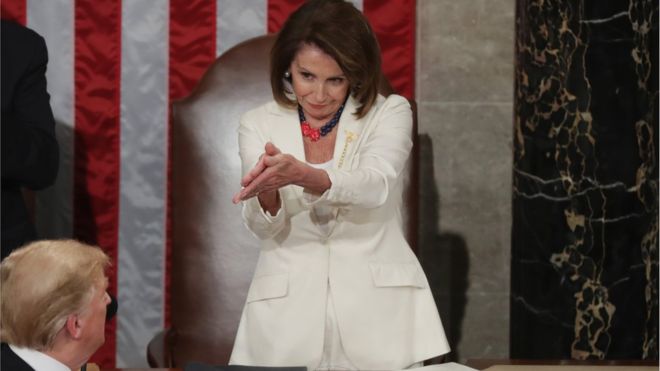 La foto de Nancy Pelosi aplaudiendo después del discurso de Trump se ha hecho viral. GETTY IMAGES