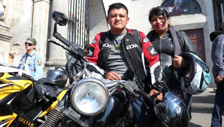 Joel Jucup y su esposa Evelyn Aguilar han hecho el recorrido de fe durante cinco años. (Foto Prensa Libre: Raúl Juárez)