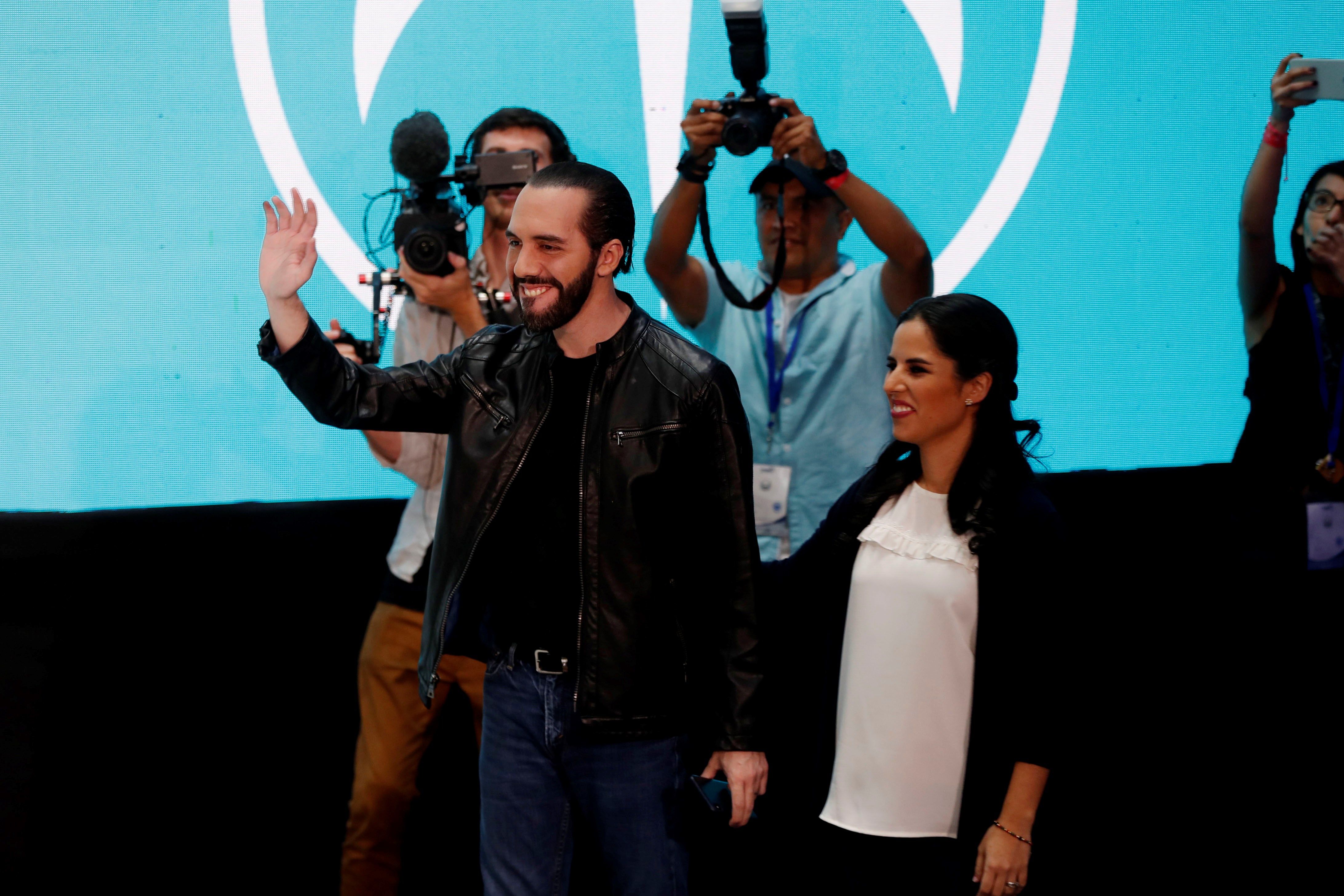 Nayib Bukele, y su esposa, Gabriele de Bukele, participan en conferencia a la prensa en la que anunció su virtual victoria como presidente de El Salvador. (Foto Prensa Libre: EFE)